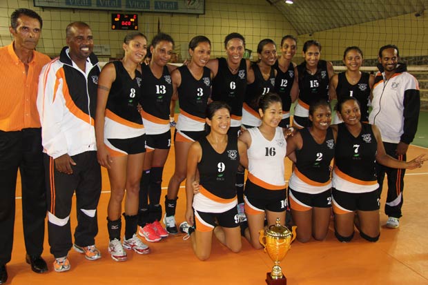 Joueuses et dirigeants du CSSC posant pour la photo souvenir avec le trophée. 