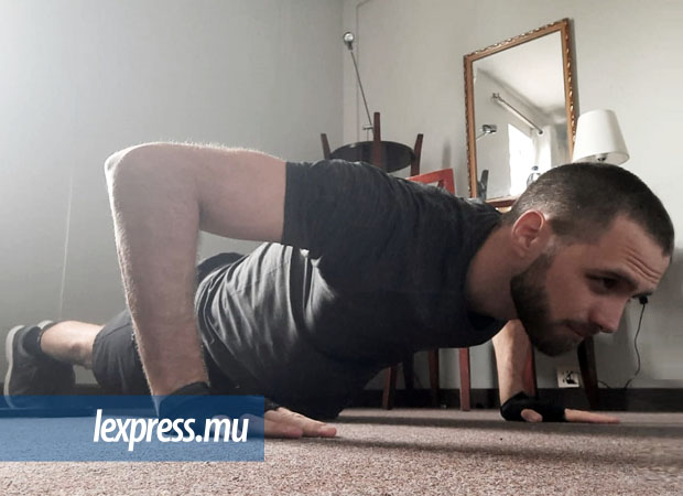 Exercices physiques de Bradley Vincent dans sa chambre, dans un hôtel des Plaines-Wilhems, où il passe sa quarantaine.