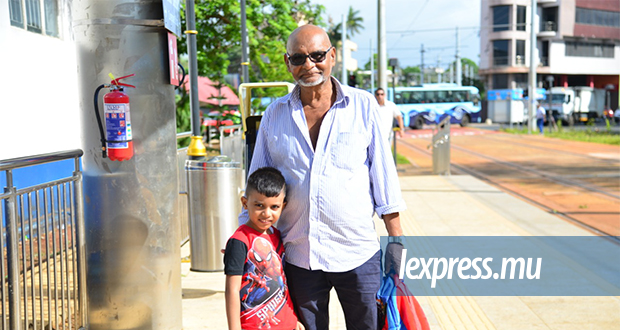 Isoop Auckbarally et son petit-fils, Sufyan.