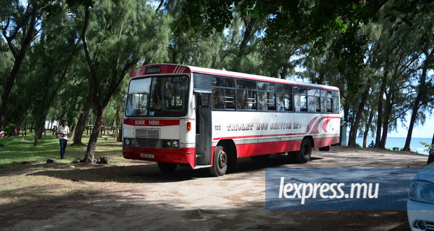 Les autobus sont garés sur la plage publique, obstruant son accès. Ci-dessous, l’état de la route au morcellement Kangally.