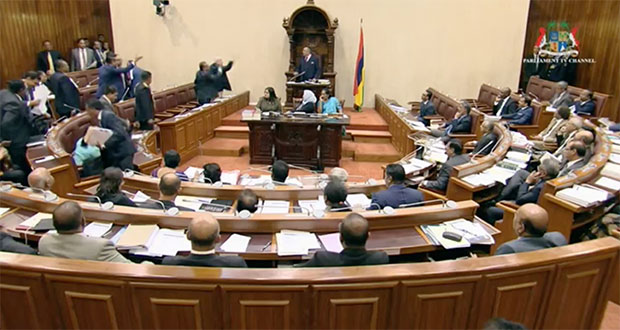 Paul Bérenger expulsé de l’hémicycle