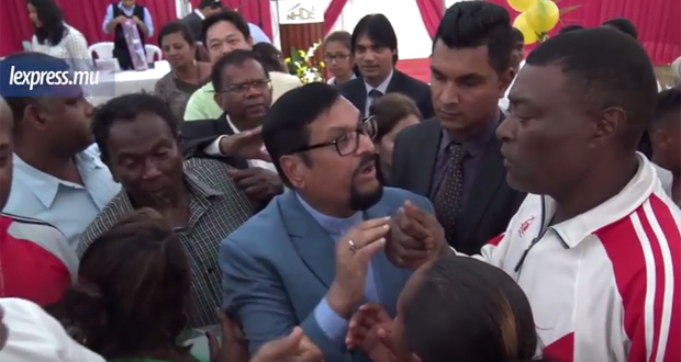 [Vidéo] Baie-du-Tombeau: Soodhun pris à partie par les habitants de la NHDC